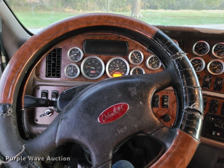 image for item GB9003 2007 Peterbilt 387  semi truck
