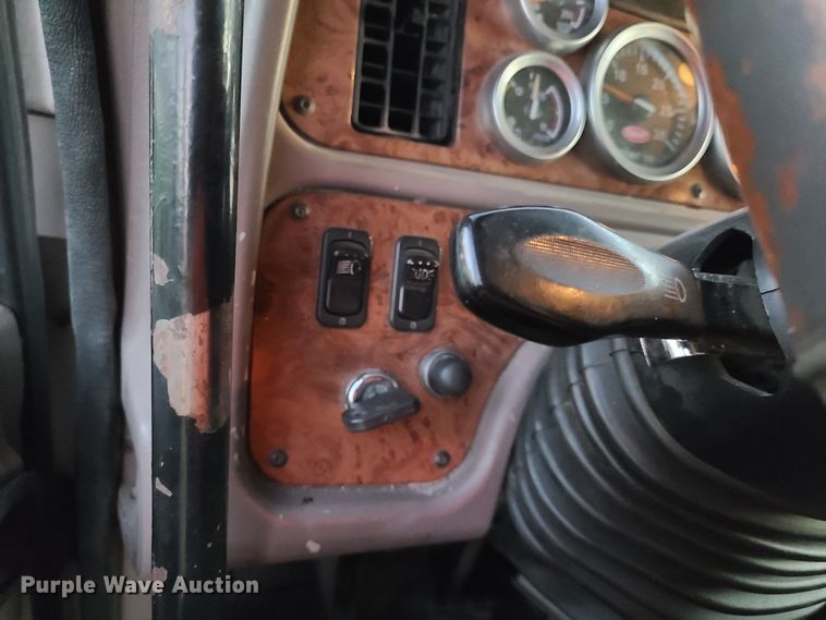 image for item GB9003 2007 Peterbilt 387  semi truck