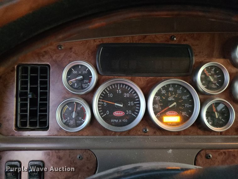 image for item GB9003 2007 Peterbilt 387  semi truck