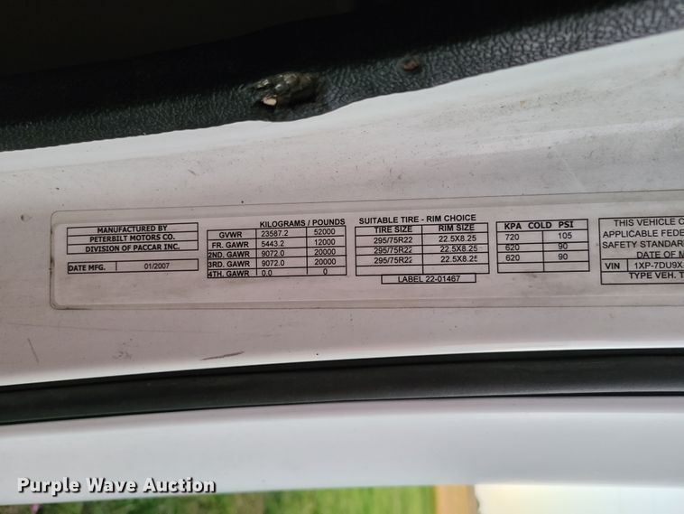 image for item GB9003 2007 Peterbilt 387  semi truck