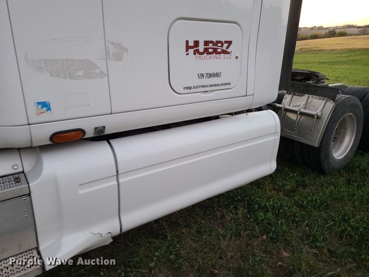 image for item GB9003 2007 Peterbilt 387  semi truck