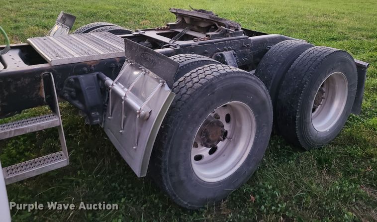 image for item GB9003 2007 Peterbilt 387  semi truck