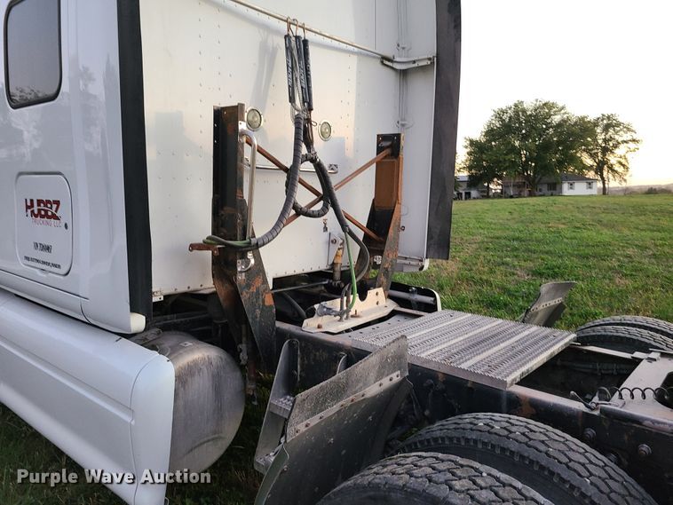 image for item GB9003 2007 Peterbilt 387  semi truck