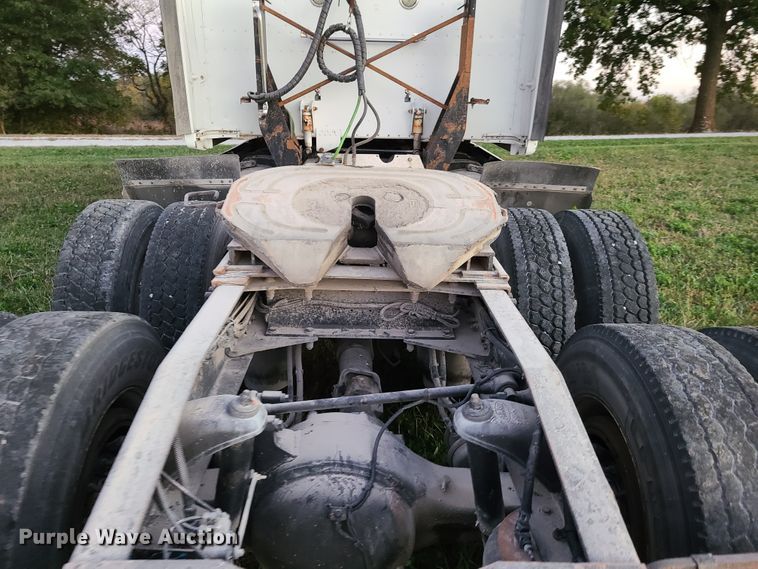 image for item GB9003 2007 Peterbilt 387  semi truck