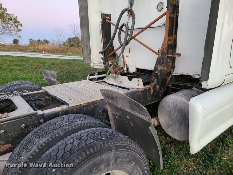 image for item GB9003 2007 Peterbilt 387  semi truck