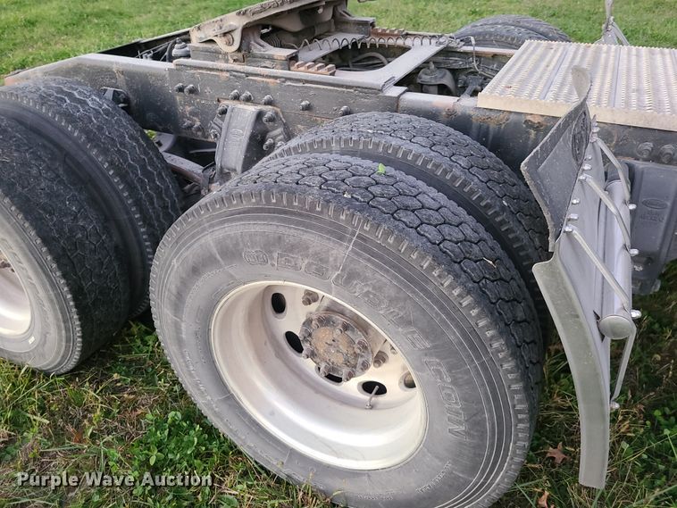 image for item GB9003 2007 Peterbilt 387  semi truck