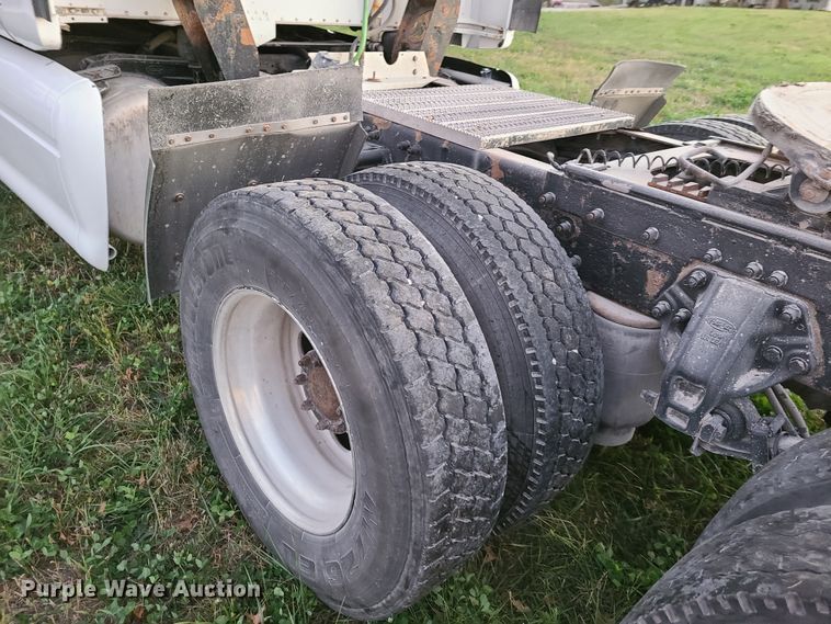 image for item GB9003 2007 Peterbilt 387  semi truck