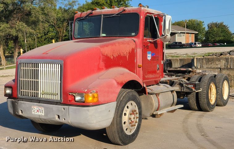 image for item GO9433 1993 International 9400  semi truck