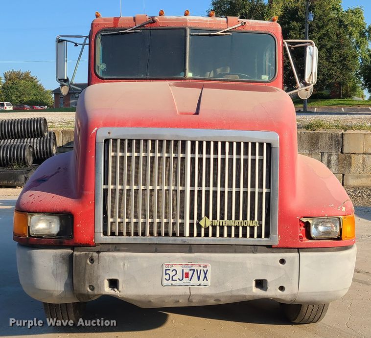 image for item GO9433 1993 International 9400  semi truck