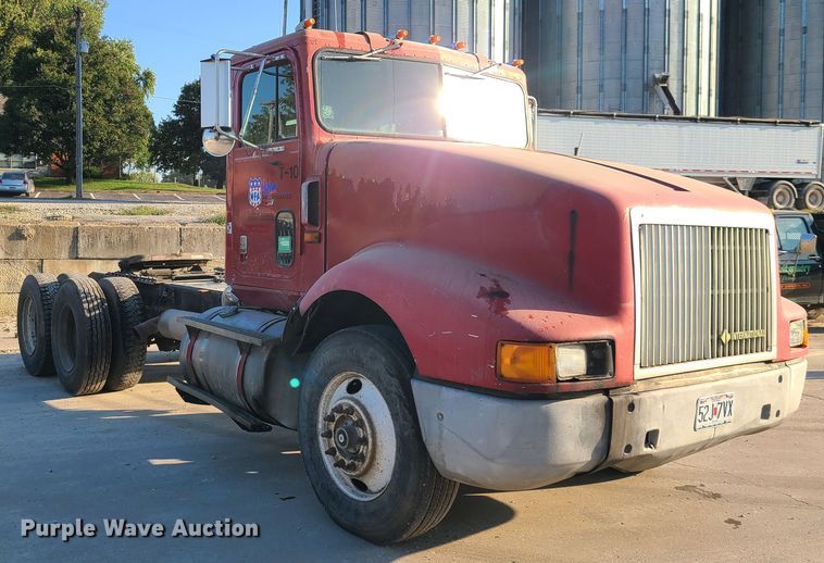 image for item GO9433 1993 International 9400  semi truck