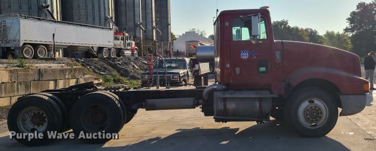 image for item GO9433 1993 International 9400  semi truck