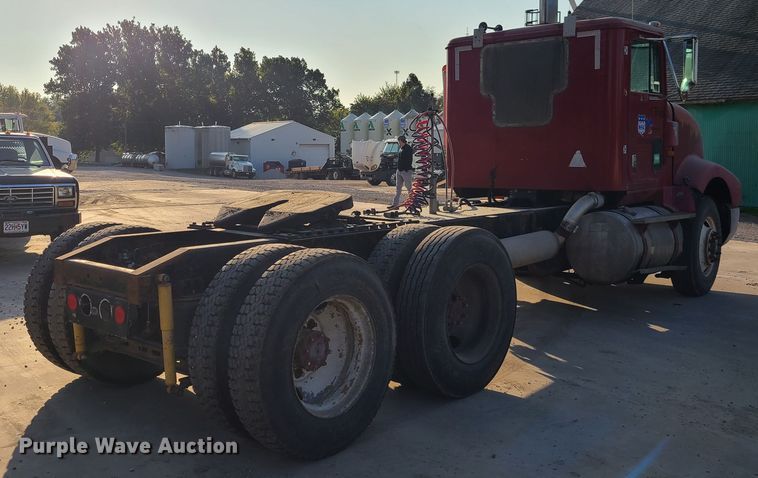 image for item GO9433 1993 International 9400  semi truck