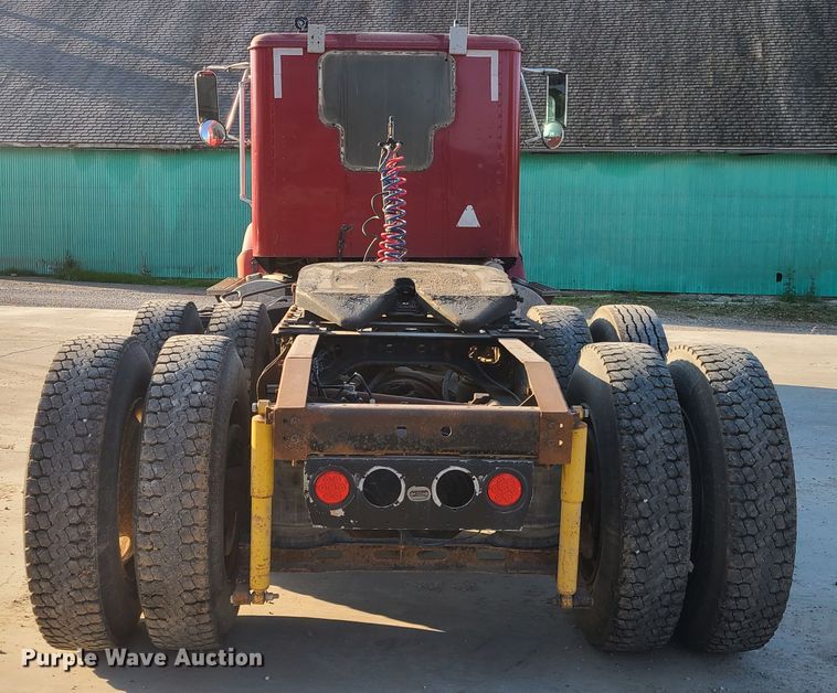 image for item GO9433 1993 International 9400  semi truck