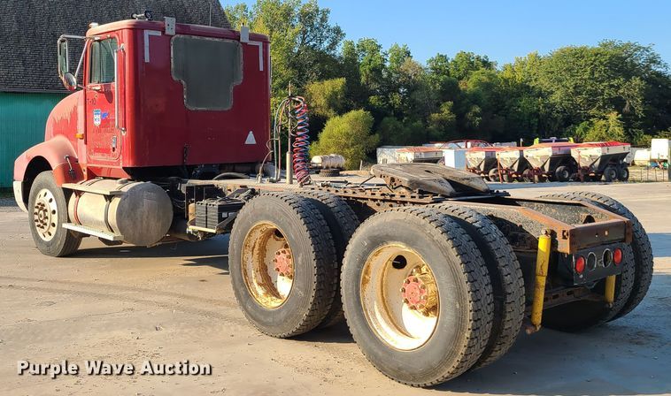 image for item GO9433 1993 International 9400  semi truck