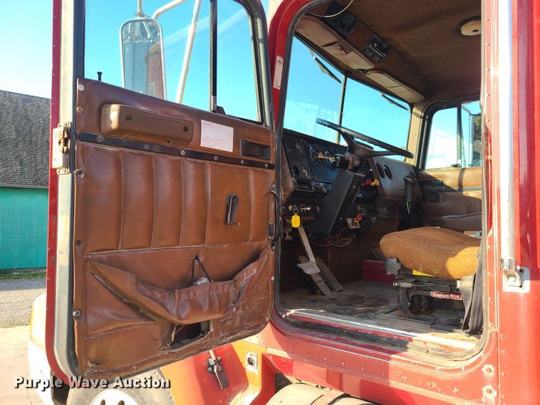 image for item GO9433 1993 International 9400  semi truck