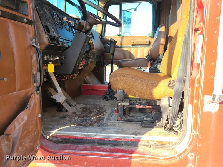 image for item GO9433 1993 International 9400  semi truck