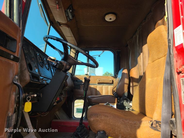 image for item GO9433 1993 International 9400  semi truck