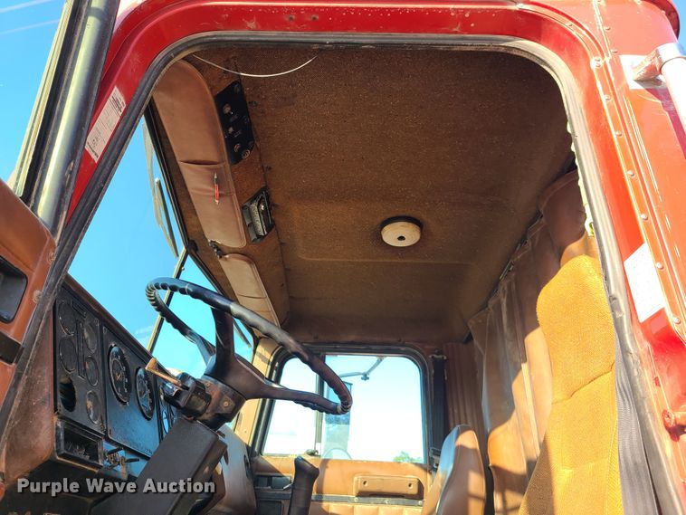 image for item GO9433 1993 International 9400  semi truck