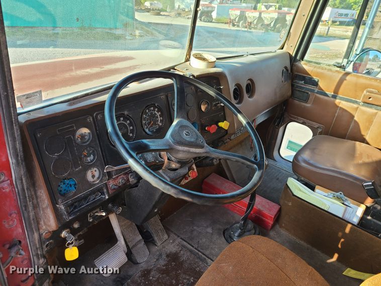 image for item GO9433 1993 International 9400  semi truck