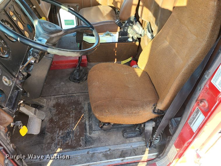 image for item GO9433 1993 International 9400  semi truck