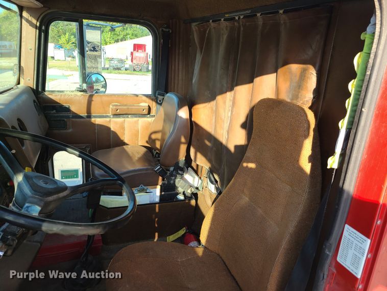 image for item GO9433 1993 International 9400  semi truck