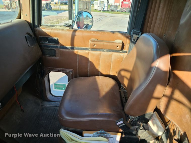 image for item GO9433 1993 International 9400  semi truck