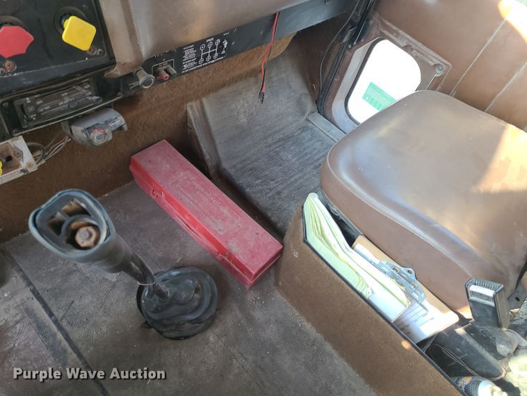 image for item GO9433 1993 International 9400  semi truck