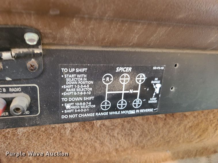 image for item GO9433 1993 International 9400  semi truck