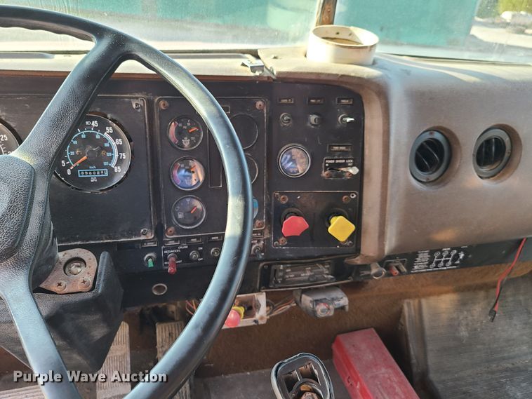 image for item GO9433 1993 International 9400  semi truck