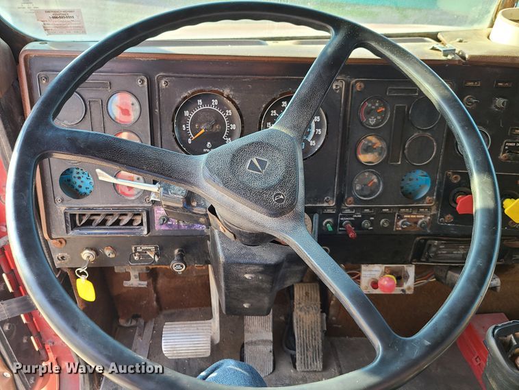 image for item GO9433 1993 International 9400  semi truck