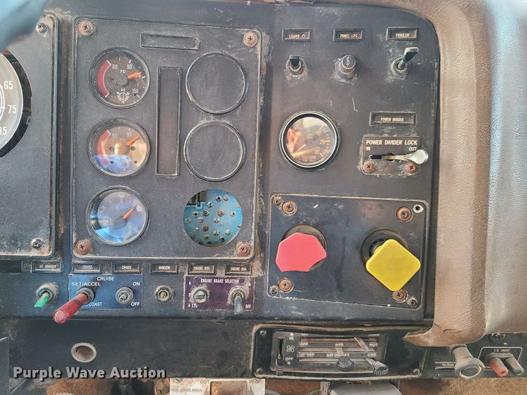 image for item GO9433 1993 International 9400  semi truck