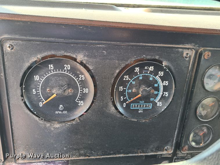 image for item GO9433 1993 International 9400  semi truck