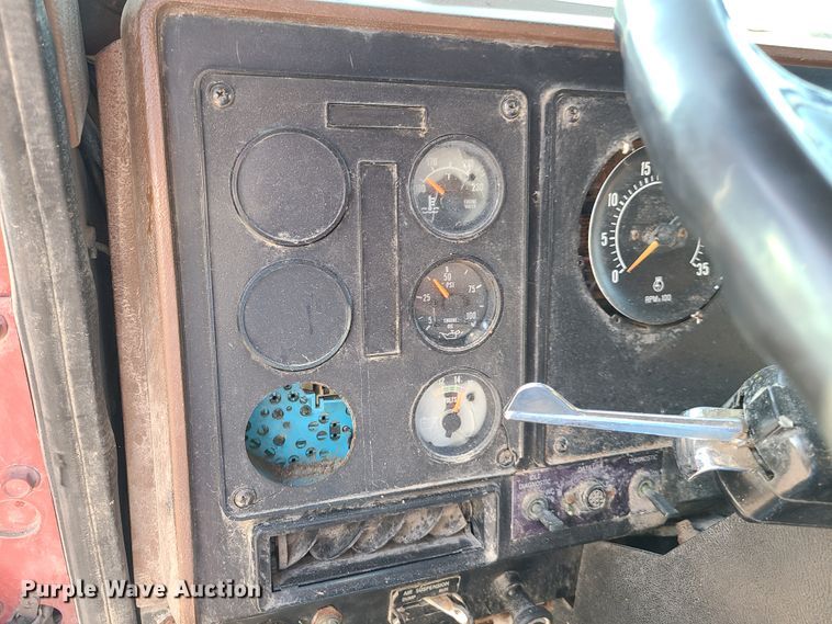 image for item GO9433 1993 International 9400  semi truck