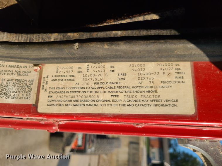 image for item GO9433 1993 International 9400  semi truck