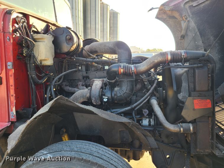 image for item GO9433 1993 International 9400  semi truck