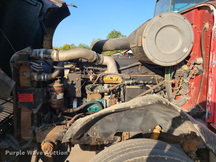 image for item GO9433 1993 International 9400  semi truck