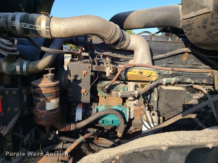 image for item GO9433 1993 International 9400  semi truck