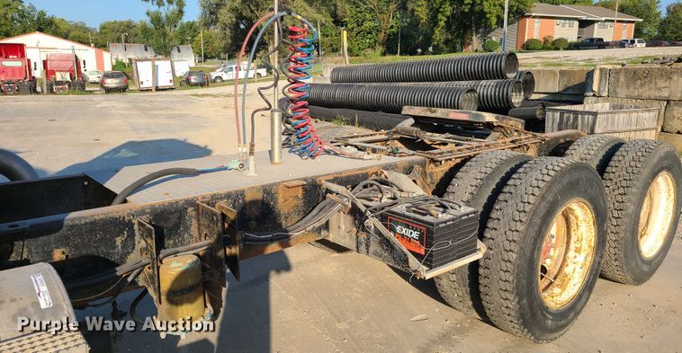 image for item GO9433 1993 International 9400  semi truck