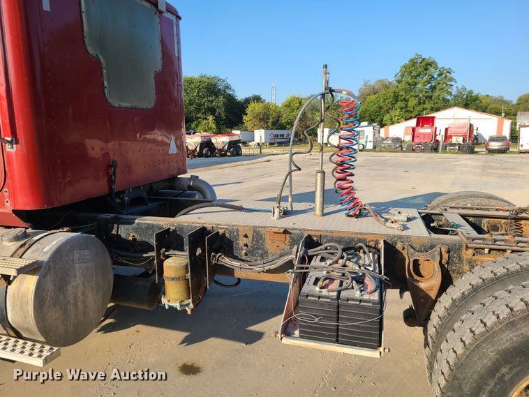 image for item GO9433 1993 International 9400  semi truck