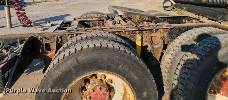 image for item GO9433 1993 International 9400  semi truck