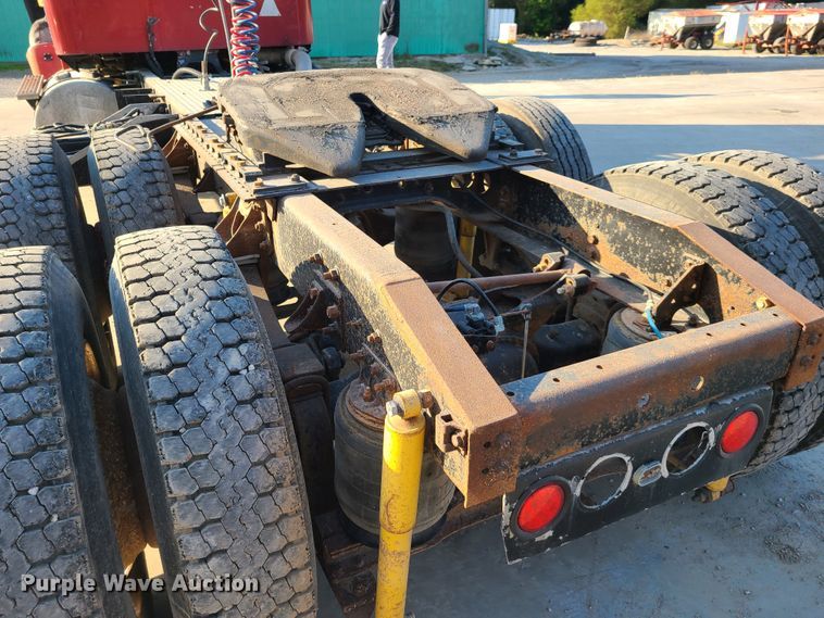 image for item GO9433 1993 International 9400  semi truck