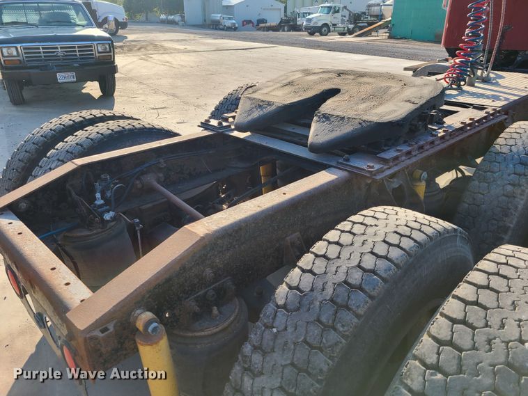 image for item GO9433 1993 International 9400  semi truck