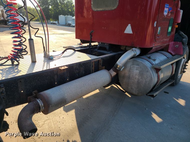 image for item GO9433 1993 International 9400  semi truck