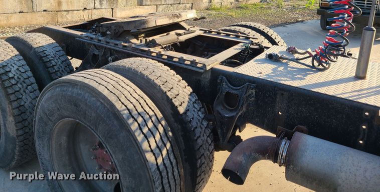 image for item GO9433 1993 International 9400  semi truck