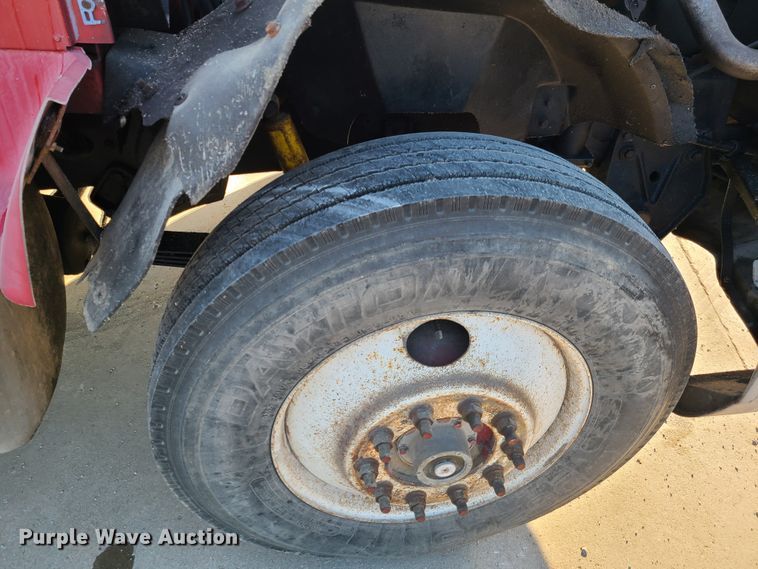 image for item GO9433 1993 International 9400  semi truck