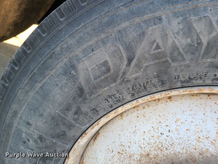 image for item GO9433 1993 International 9400  semi truck