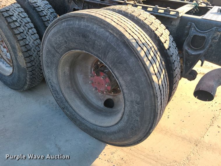 image for item GO9433 1993 International 9400  semi truck