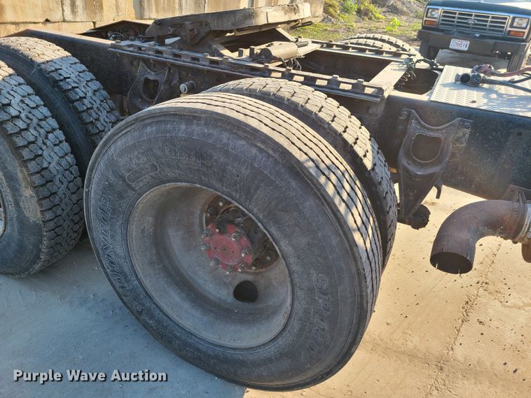 image for item GO9433 1993 International 9400  semi truck