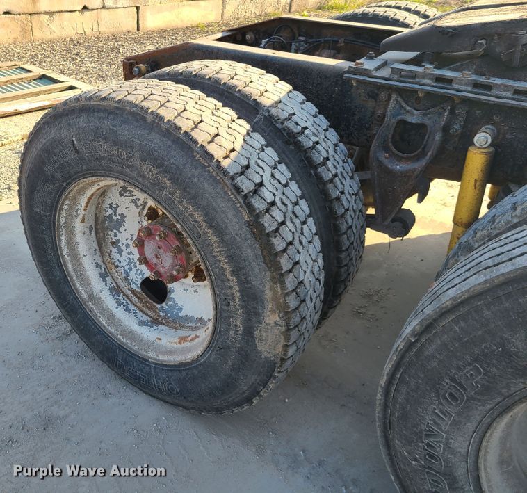 image for item GO9433 1993 International 9400  semi truck