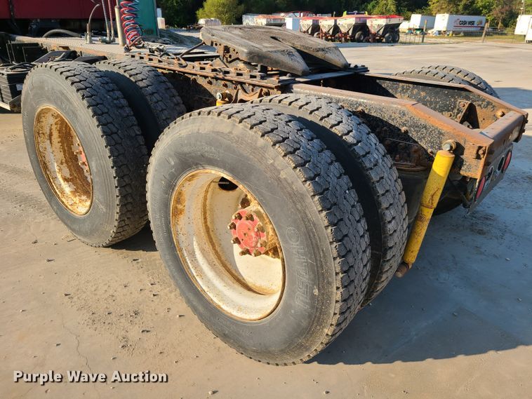 image for item GO9433 1993 International 9400  semi truck